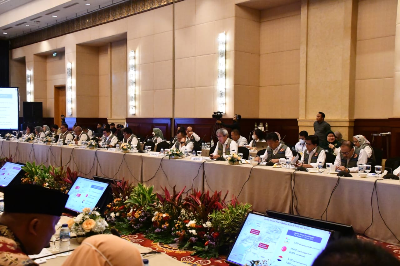 Kepala BNPB Letjen TNI Suharyanto beserta jajaran BNPB melakukan Focus Group Discussion Penguatan Kesiapsiagaan dan Penanggulangan Bencana, dengan Komisi VIII DPR RI di Jakarta pada Rabu (15/2).